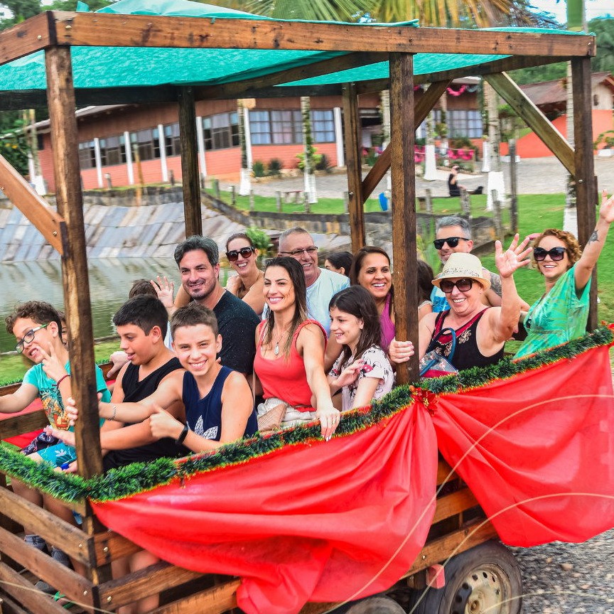foto do carrinho de rolimã e no fundo uma lagoa e o restaurante do hotel